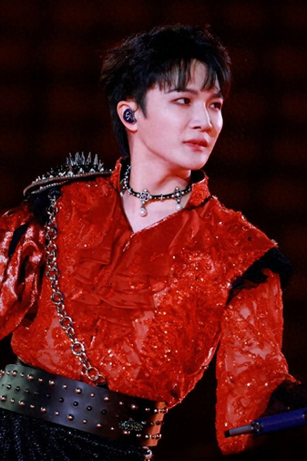 股票配资有哪些门户网 周深跨年封神! 一晚连赶5场演出创纪录, 敬业+实力, 内娱天花板